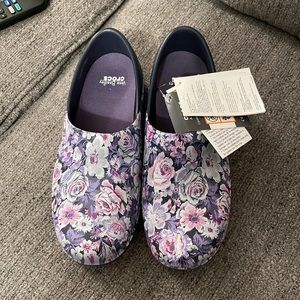 Vera Bradley Nurse Crocs Purple Floral NWT Size 7